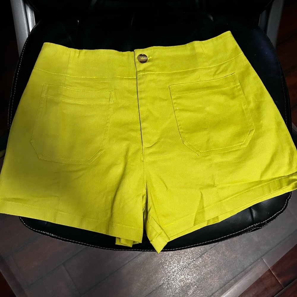 Staccato shorts, brand new never worn Sz L